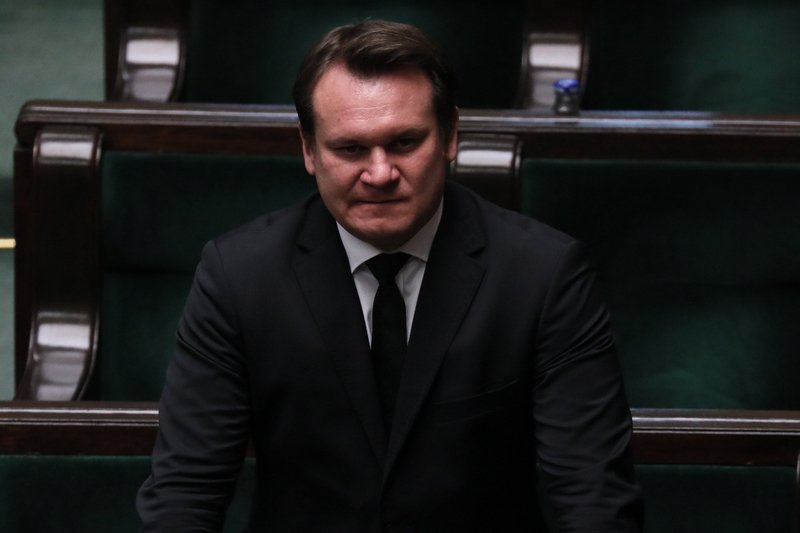 Kim był dziadek Dominika Tarczyńskiego? Europoseł PiS twierdzi, że bohaterem, zaś część internautów po lekturze jego teczki  IPN ocenia, że szmalcownikiem.