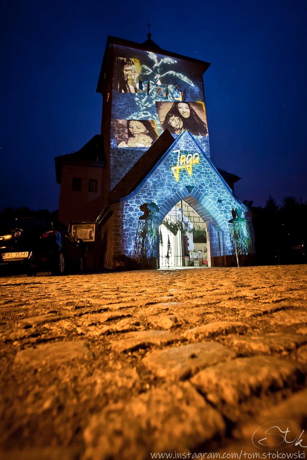Nocny mapping autorstwa Daniela Fedorczyka na murach Galerii Ludwikowice. Projekcja przedstawia zdjęcia z książki "Lady Baba Jaga". Wystawa Persistence, w ramach Festiwalu Góry Literatury Olgi Tokarczuk. Lipiec 2022.