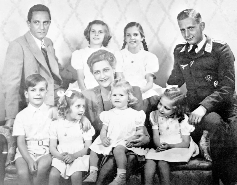Rodzina Goebbelsów z szóstką dzieci: Helmutem, Holde, Heide, Heddą, Hilde i Helgą, 1942 rok. Po prawej siedzi Harald Quandt, syn Magdy Goebbels z pierwszego małżeństwa, w mundurze podoficera Luftwaffe