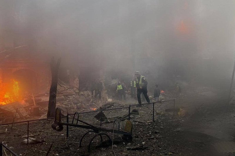 Zdjęcie kijowskiej policji po wybuchach w stolicy Ukrainy