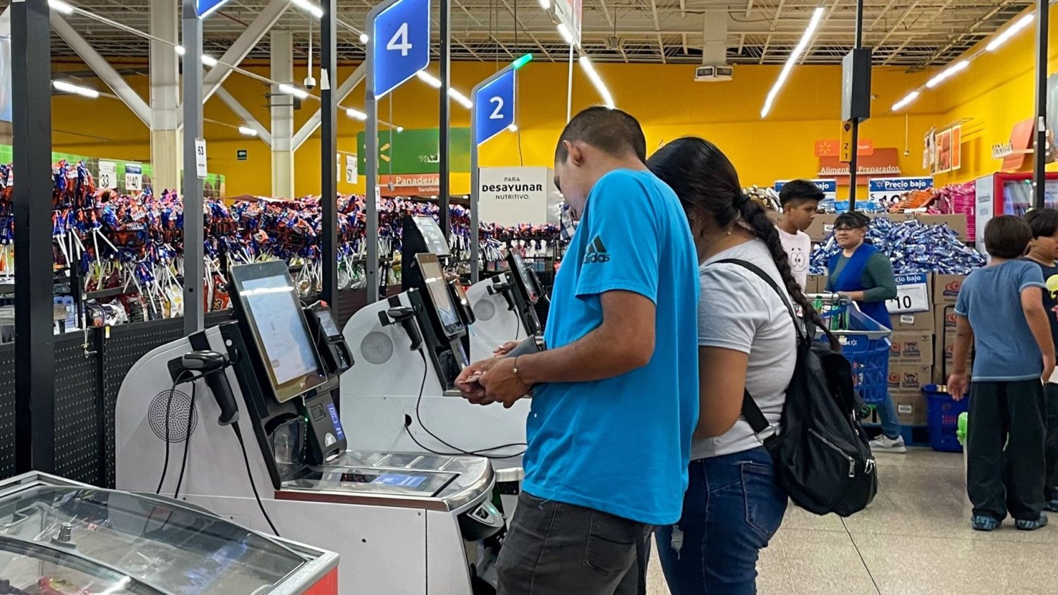 Kasy samoobsługowe nie dla oszustów. Sklepy dobrze wiedza, co się przy nich wyprawia