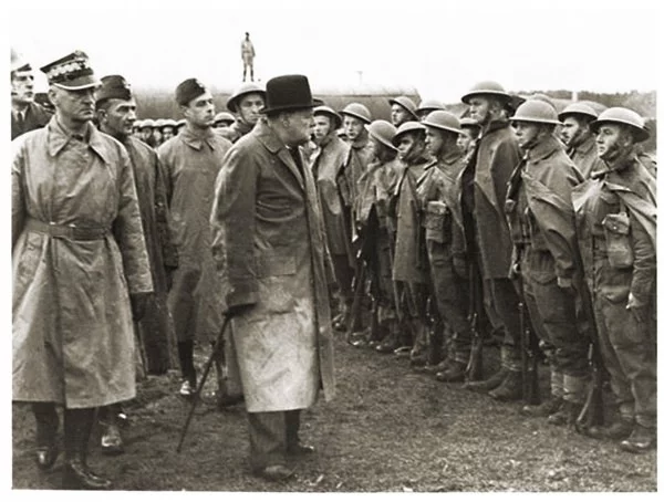 Gen. Władysław Sikorski i Winston Churchill podczas przeglądu wojsk polskich w Wielkiej Brytanii.