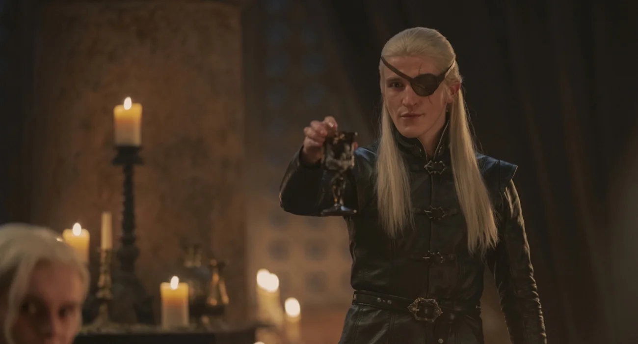 Ewan Mitchell jako Aemond Targaryen.