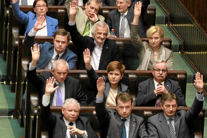 Politycy Prawa i Sprawiedliwości podczas obrad Sejmu.