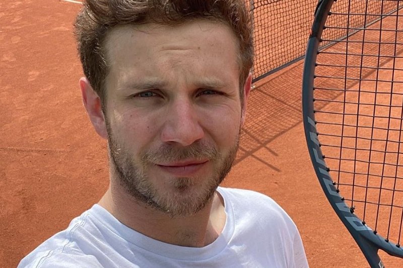 Antek Królikowski dowozi obiady seniorom w czasie kwarantanny.