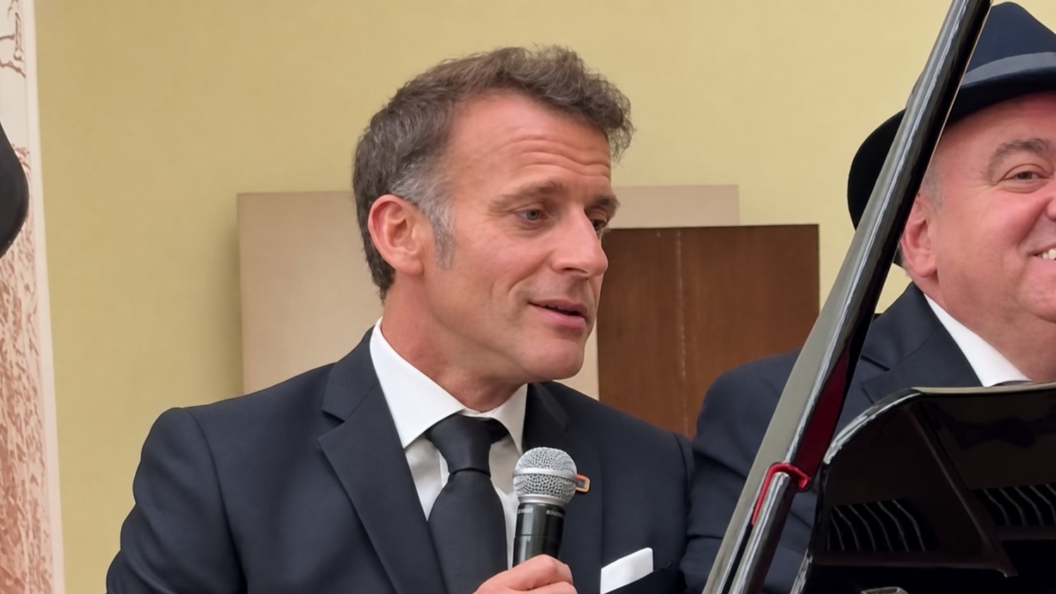 Macron chwycił mikrofon, inny przywódca na perkusji. Ależ nagranie z imprezy w Erywaniu
