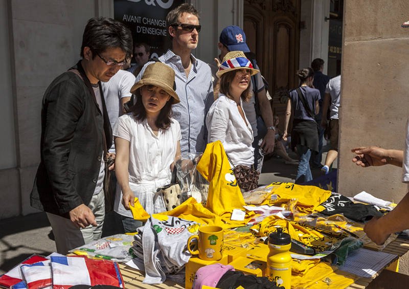 Japońscy turyści podczas zakupu pamiątek na ulicznym straganie w Paryżu.