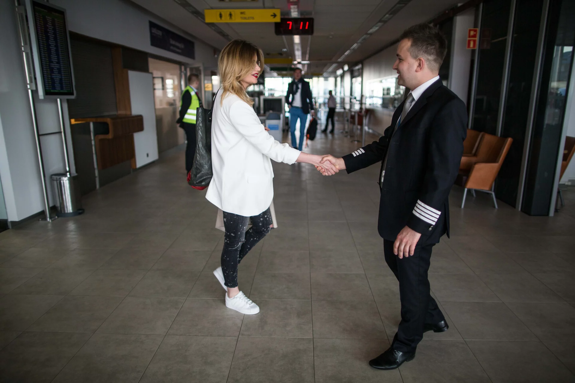 Tuż, przy wejściu do terminala wszystkich pasażerów osobiście wita kapitan.