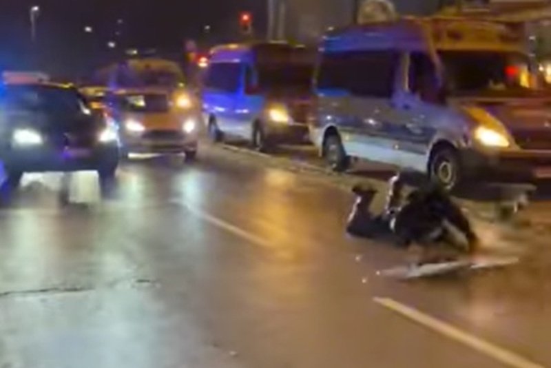 Policjant w pełnym umundurowaniu przewrócił się.