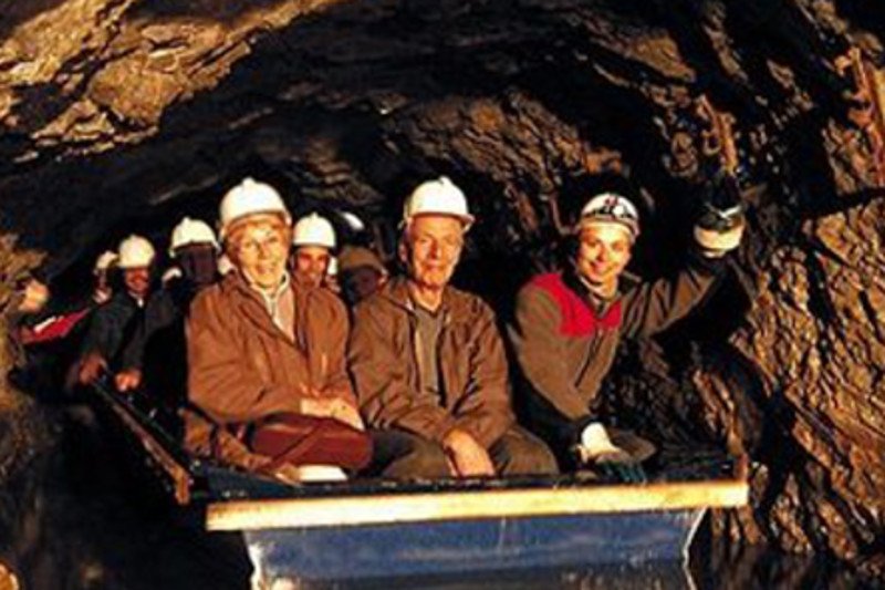 Uczestnicy wycieczki po kopalni złota.