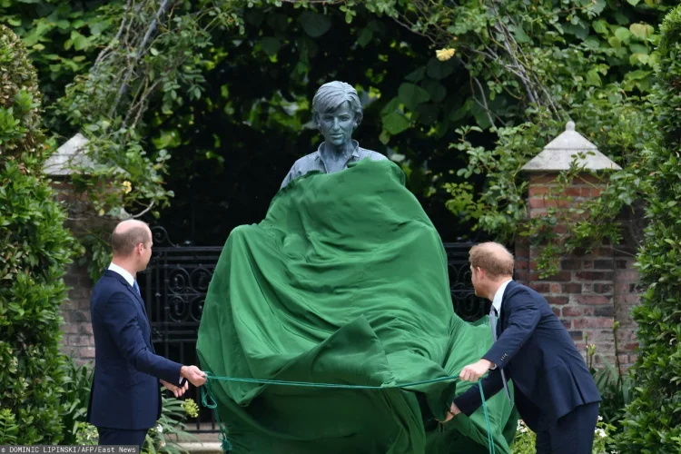 Książę William i książę Harry odsłonili pomnik księżnej Diany w Pałacu Kensington.