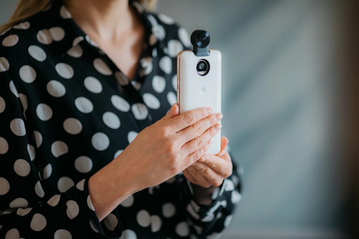 Prawdziwym hitem, który sprawdził się już nie raz, zwłaszcza podczas tangowych festiwali, jest moduł kamerki 360 do mojej moto z² play, która pozwala robić świetnej jakości zdjęcia i filmy 360 stopni.