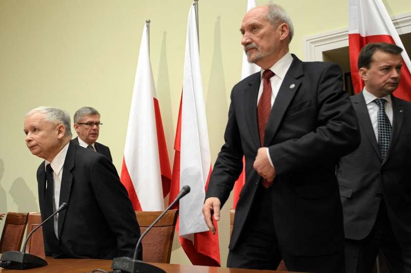 Posiedzenie zespołu parlamentarnego ds. wyjaśnienia katastrofy smoleńskiej. Jarosław Kaczyński, Antoni Macierewicz, Mariusz Błaszczak
