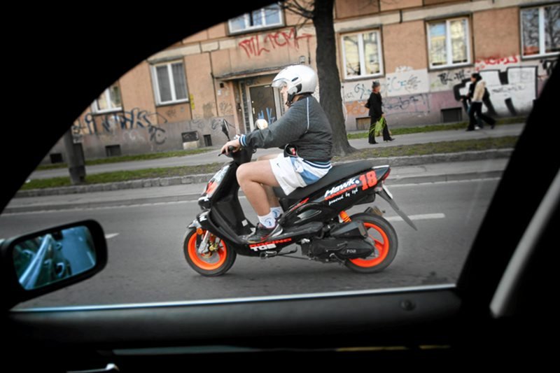 Kierowcy skuterów postrachem ulic. Policja: Jeszcze przez kilka lat będą jeździć ludzie nieznający przepisów