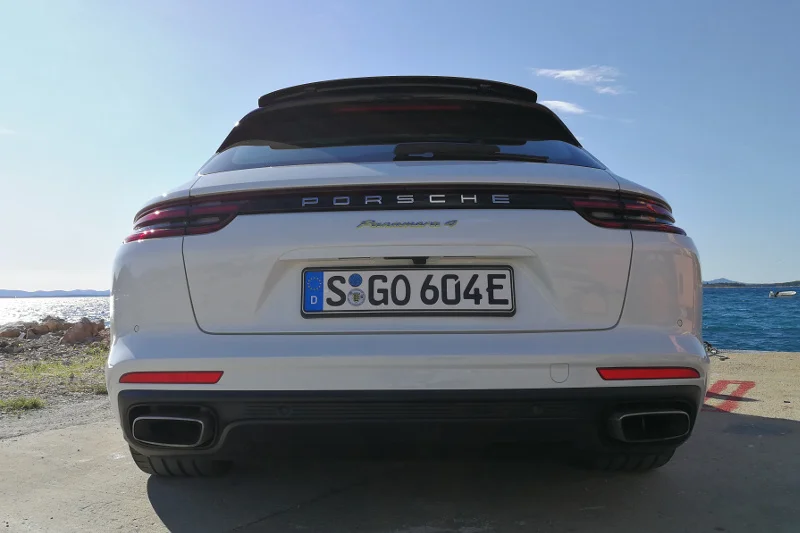 Tak Porsche Panamera Sport Turismo wygląda z tyłu.