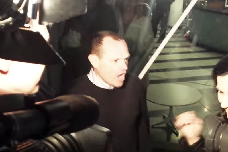 Andrzej Hadacz znowu znalazł się w obiektywach kamer dzięki poparciu Bronisława Komorowskiego.