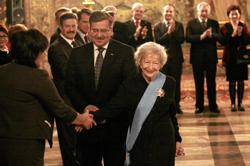 Wisława Szymborska z parą prezydencką podczas wręczania odznaczeń i orderów ludziom kultury w Zamku Królewskim na Wawelu
