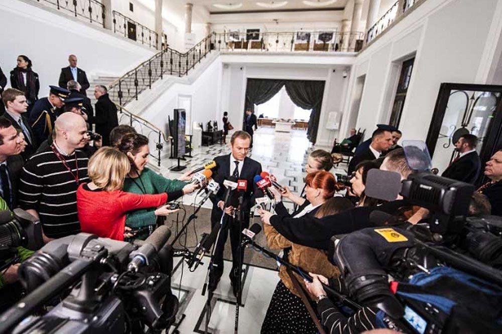 Donald Tusk rozmawia w Sejmie z dziennikarzami