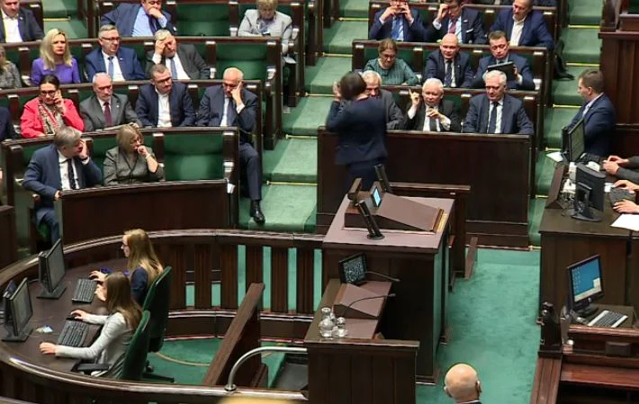 Prezes Jarosław Kaczyński wymownie grozi palcem posłance PiS, Annie Siarkowskiej.