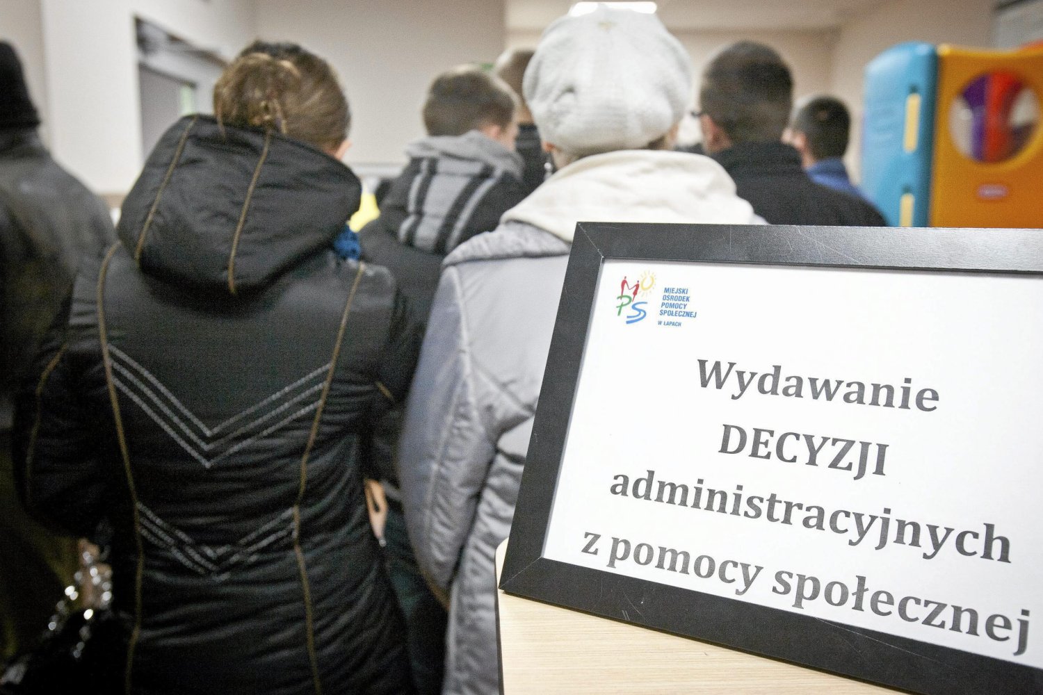 Urzędnicy chcą zbierać wrażliwe dane o najbiedniejszych, którzy starają się o zasiłek socjalny