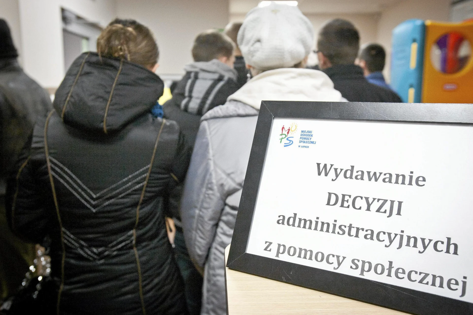 Urzędnicy chcą zbierać wrażliwe dane o najbiedniejszych, którzy starają się o zasiłek socjalny