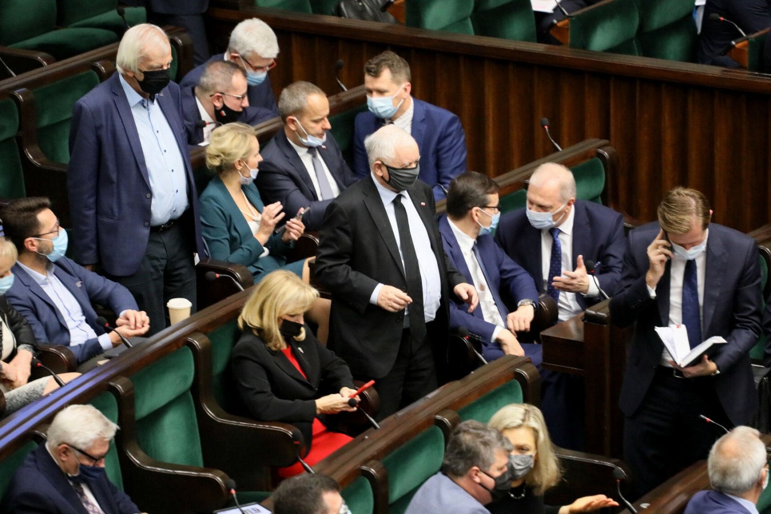 Ponad 50 proc. Polaków nie opowiada się ani za rządzącymi, ani za opozycją.