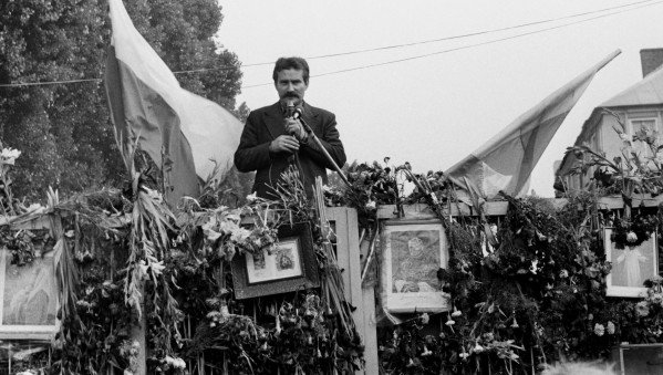 Lech Wałęsa na bramie Stoczni Gdańskiej podczas strajku w sierpniu 1980 r.