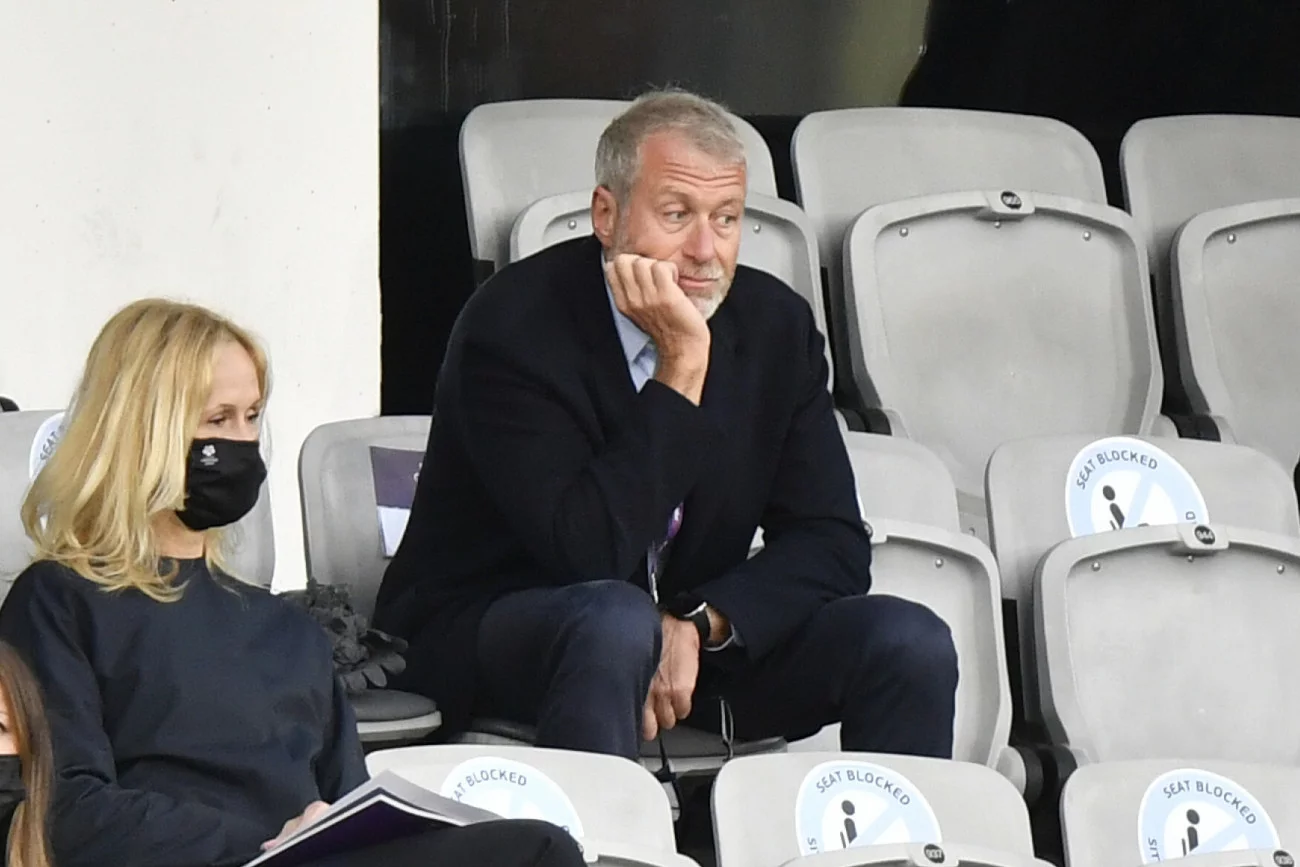 Roman Abramowicz był właścicielem Chelsea Londyn przez ostatnie dwie dekady. W sobotę wycofał się w cień...