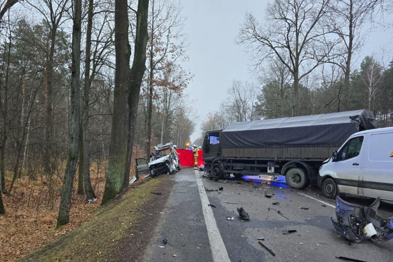 Na Mazowszu doszło do zderzenie ciężarówki wojskowej z osobówką. Kierowca nie żyje Wypadek z udziałem wojskowej ciężarówki. Jedna osoba nie żyje