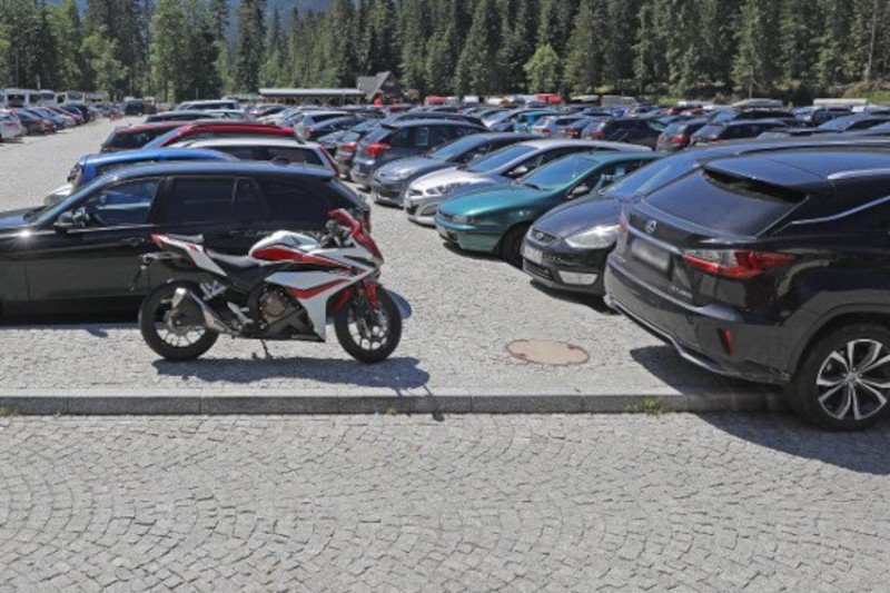 Młody kierowca przytarł czyjeś auto, ale nie uciekł, chcąc uniknąć konsekwencji.