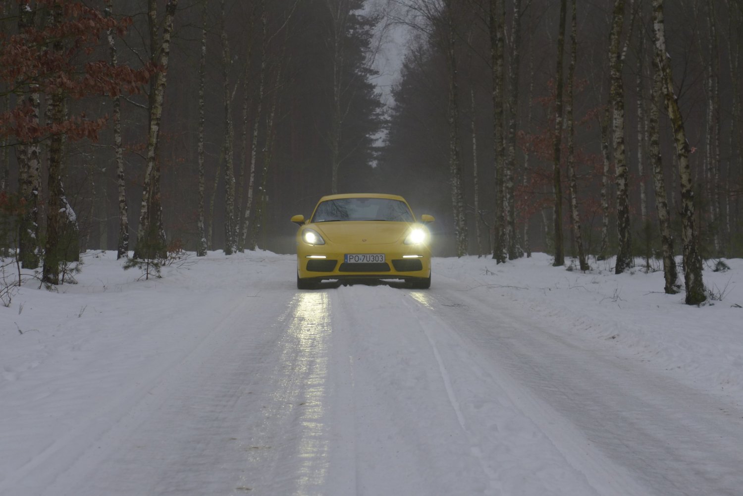 Porsche 718 Cayman w pobliżu drogi 114