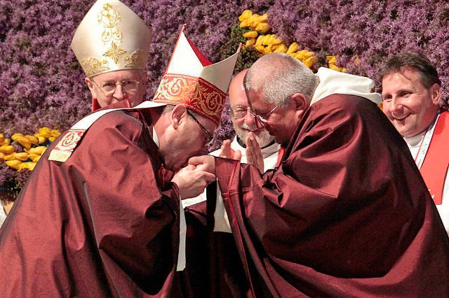 Przewodniczący KEP abp Stanisław Gądecki, który głośno krytykował spektakl "Golgota Picnic" (z lewej), prymas Polski abp Wojciech Polak oraz o. Jan Góra (stoją na pierwszym planie)