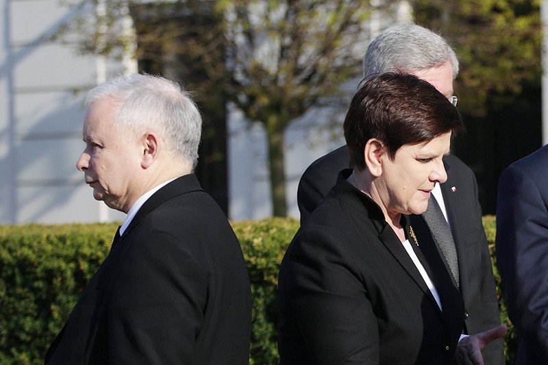 Wydaje się, iż PiS prze naprzód, ale bardzo możliwe, że Jarosław Kaczyński przygotowuje się do powtórki z 2007 roku. Czyli dokonanie kroku wstecz i pozbycia się problemów związanych ze sprawowaniem władzy przez PiS.