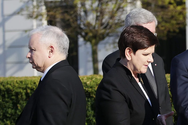 Wydaje się, iż PiS prze naprzód, ale bardzo możliwe, że Jarosław Kaczyński przygotowuje się do powtórki z 2007 roku. Czyli dokonanie kroku wstecz i pozbycia się problemów związanych ze sprawowaniem władzy przez PiS.