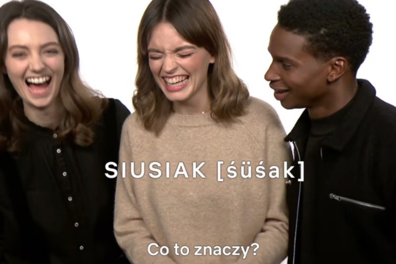 Gwiazdy "Sex education" czytają i zgadują znaczenie polskich słówek