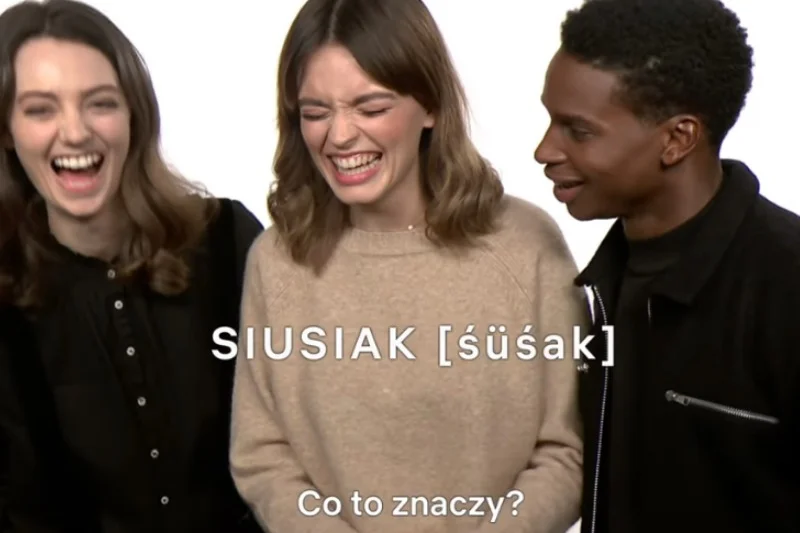 Gwiazdy "Sex education" czytają i zgadują znaczenie polskich słówek