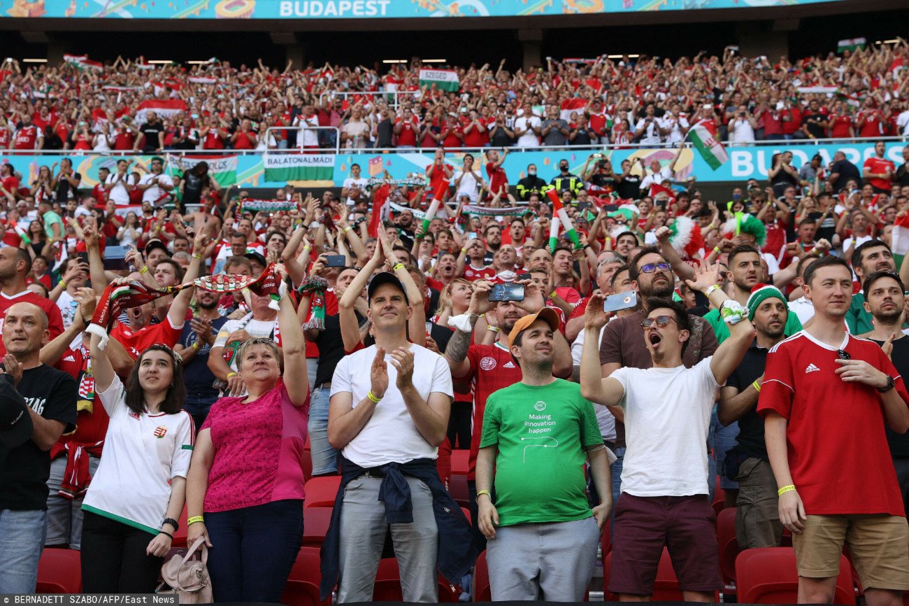 Pełne trybuny na stadionie w Budapeszcie.