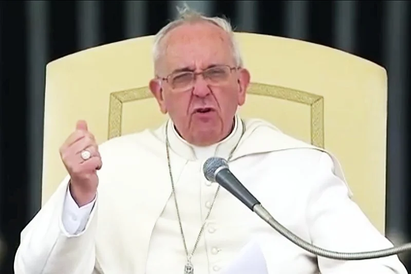 Papież Franciszek dość łagodnie odniósł się do wydarzeń na Ukrainie. Nie potępił rosyjskiej inwazji, a jedynie wezwał obywateli Ukrainy do zgody.