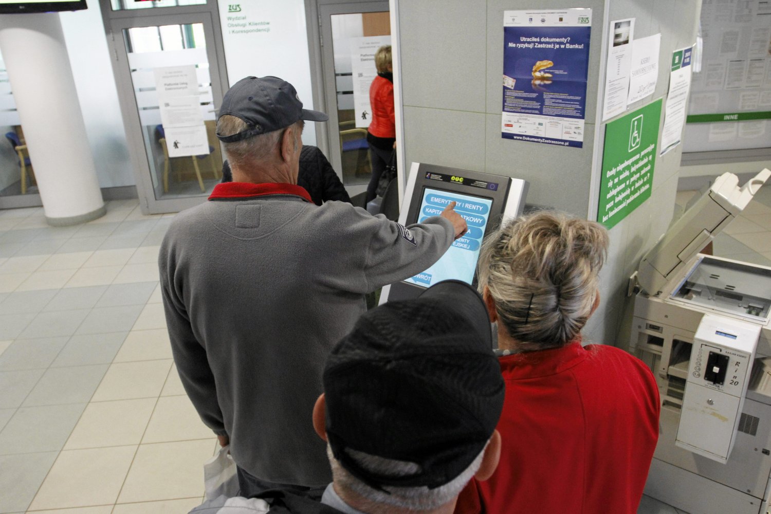 100 tys. emerytów czeka na obiecaną "wsteczną waloryzację". Pojawił się jednak problem