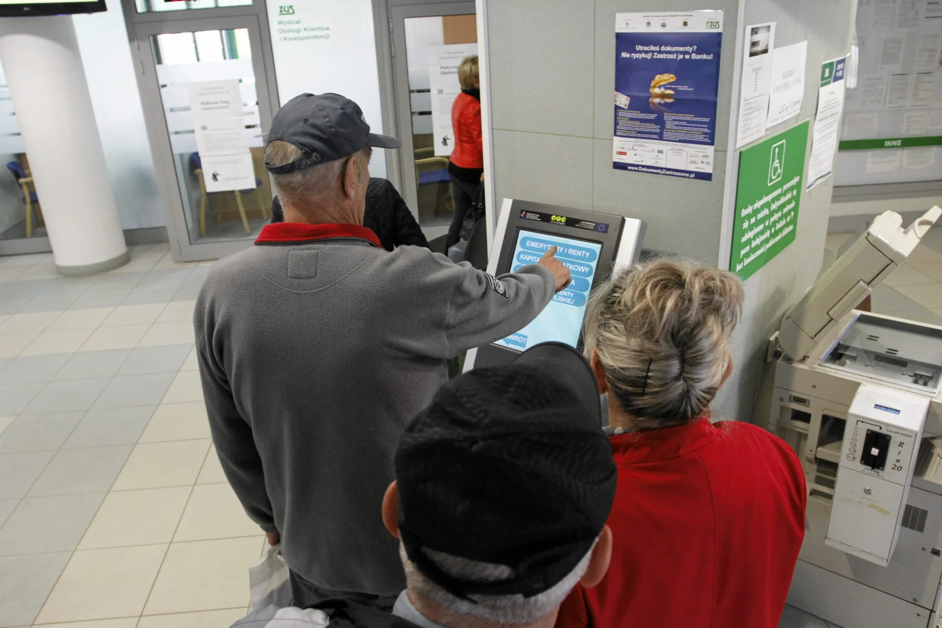 Tysiące emerytów czeka na wsteczną waloryzację  "czerwcowych emerytur"