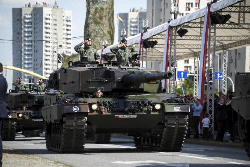 Żołnierze przyznają, że wojskowa rzeczywistość nie jest tak piękna i kolorowa, jak obrazki z defilady z okazji Święta Wojska Polskiego.
