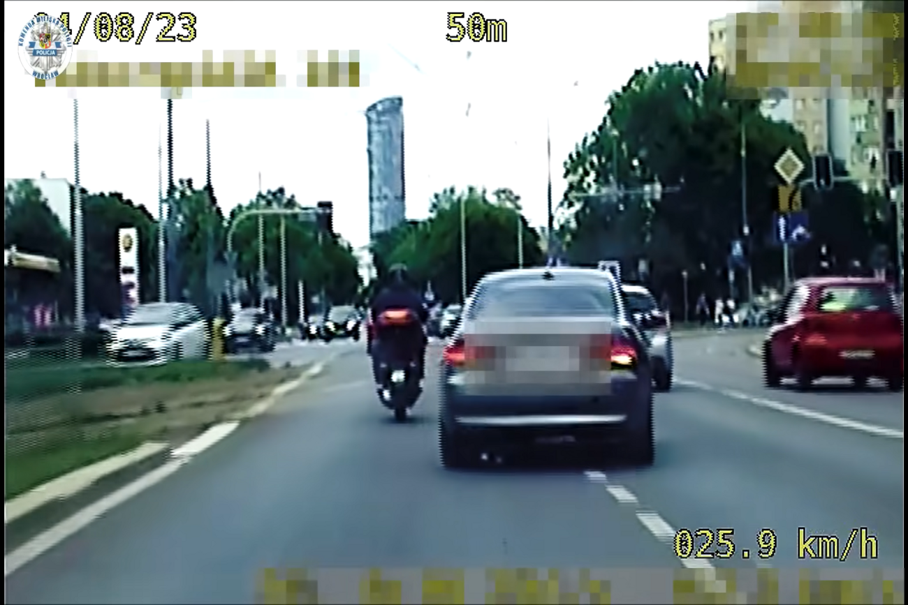 Pirat drogowy został ukarany 50 punktami karnymi oraz dostał 3,2 tys. mandatu.