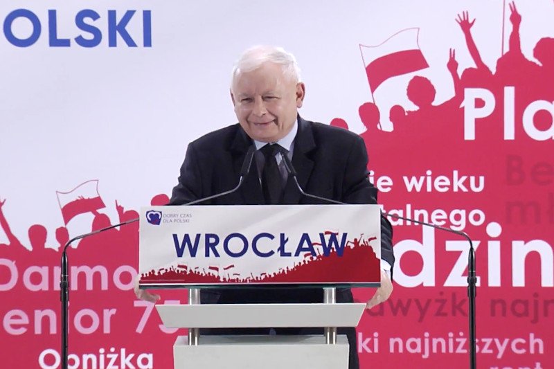 Jarosław Kaczyński uśmiał się z własnego żartu o tym, że "w Polsce narasta dyktatura".