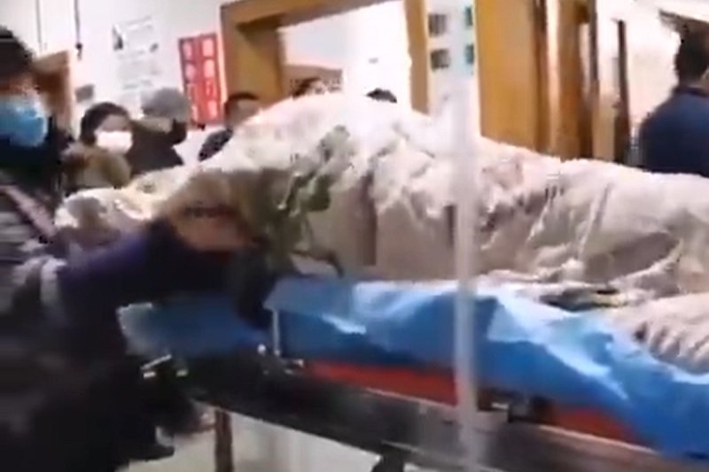 Nagranie ma przedstawiać objawy choroby u osoby zarażonej koronawirusem.