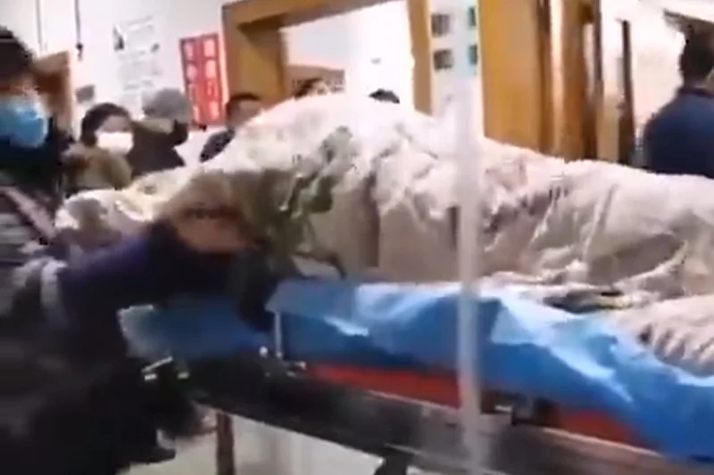 Nagranie ma przedstawiać objawy choroby u osoby zarażonej koronawirusem.