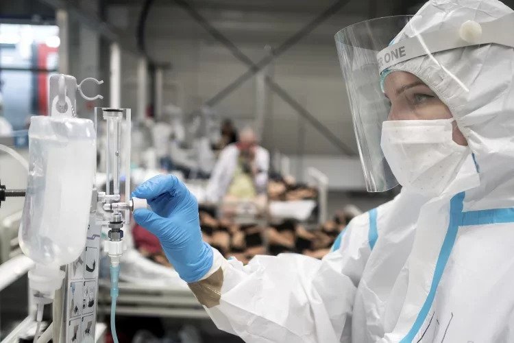 Ile osób w Polsce z covid-19? Nieznaczny wzrost w raporcie MZ z 15 lipca.