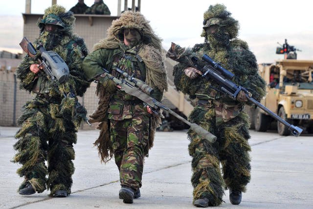 Brytyjski snajper (w środku) razem z francuskimi kolegami podczas wspólnych ćwiczeń