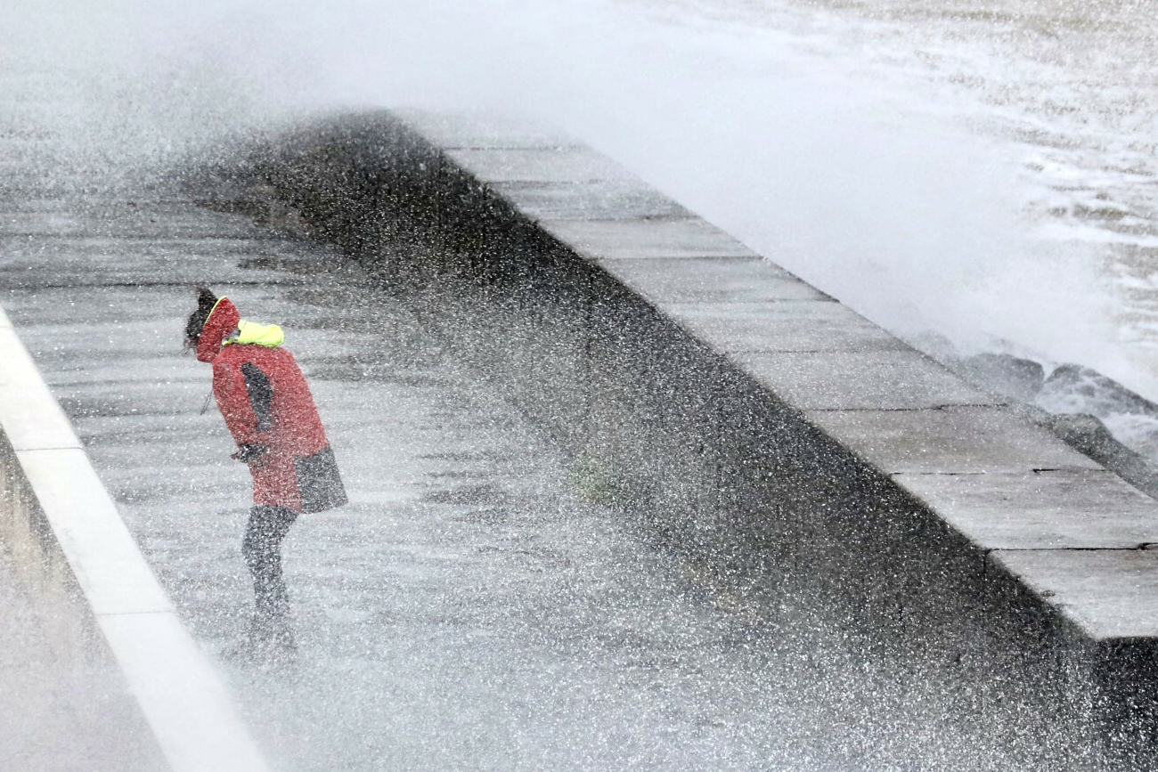 Orkan Ciaran sieje spustoszenie w Europie Zachodniej.