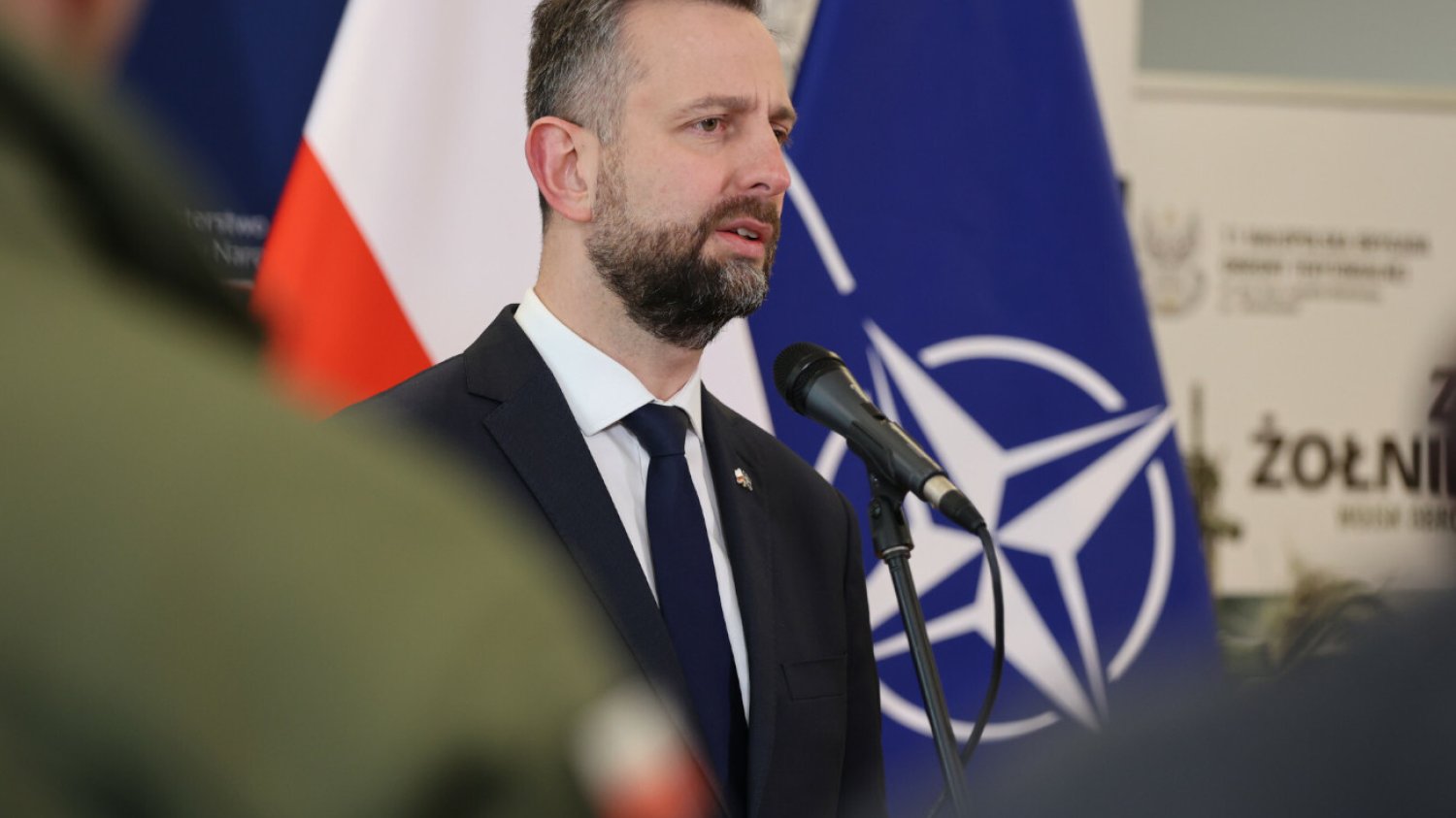 Coraz bardziej napięta sytuacja na granicy z Białorusią. Szef MON podał liczby.
