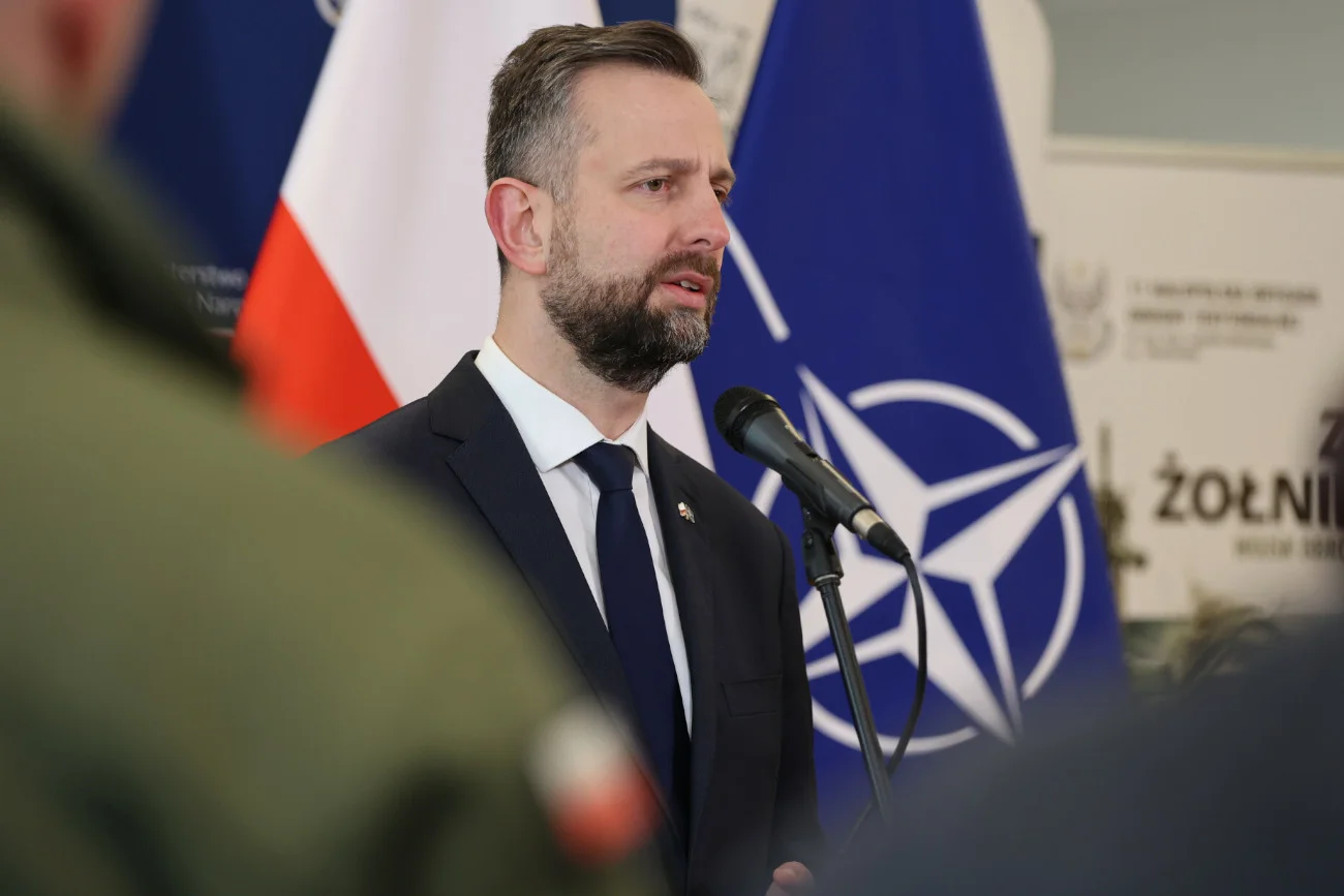 Coraz bardziej napięta sytuacja na granicy z Białorusią. Szef MON podał liczby.